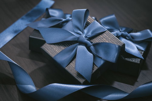 青いリボンで結ばれた高価なプレゼント。誕生日やお祝い向け