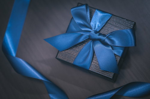 青いリボンで装飾された高価な贈り物のギフトボックス