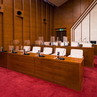 教育長席や理事者席が並ぶ津山市議会の議場の写真