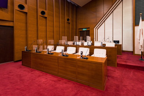 教育長席や理事者席が並ぶ津山市議会の議場