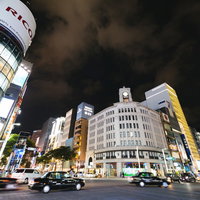 銀座和光の交差点における時計台と夜景、ビル群と街並みの写真