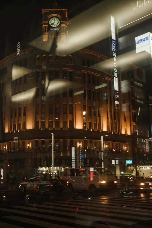 銀座和光ビルの夜景とタクシーが行き交う交差点