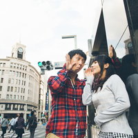 予想外の高額なプレゼントを要求され聞こえないふりをする小金持ちの写真