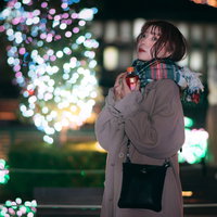 イルミネーションの季節、マフラー姿の彼女の写真