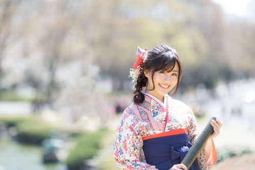 賞状筒を持った袴姿の卒業女子の晴れやかなポートレート