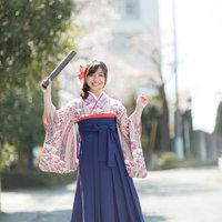 大学を卒業したばかりの袴女子が卒業証書を持つの写真