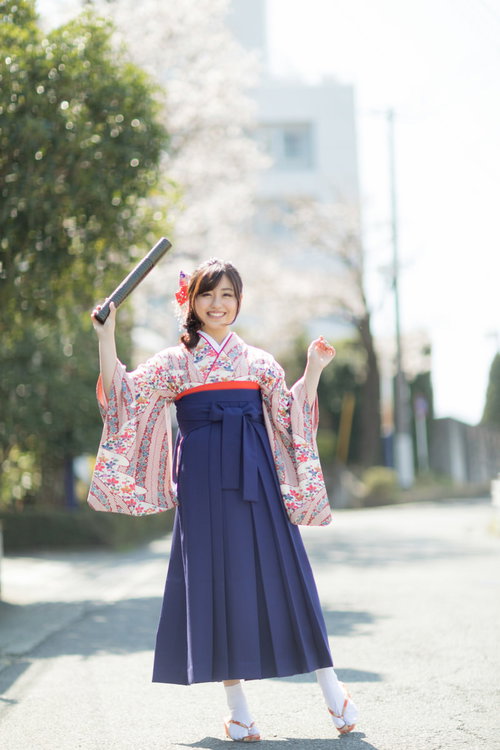 大学を卒業したばかりの袴女子が卒業証書を持つ