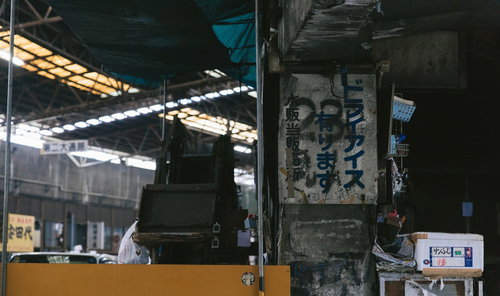 築地市場内の風化した古い看板、コンクリート壁の劣化した表面