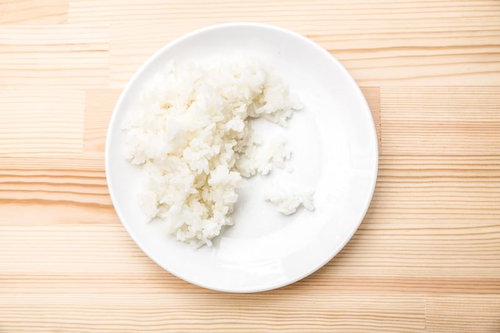 白い皿に盛られたルー抜きカレーライスの