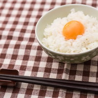 卵かけごはんをペアリングして焦点を当てたたまごかけごはんの写真