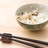 ダイエット中の贅沢、ふりかけをかけた白米の写真