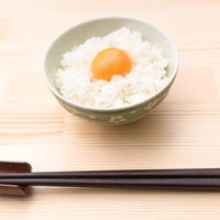 THE卵かけごはん、温かいご飯に生卵をのせた一杯の写真