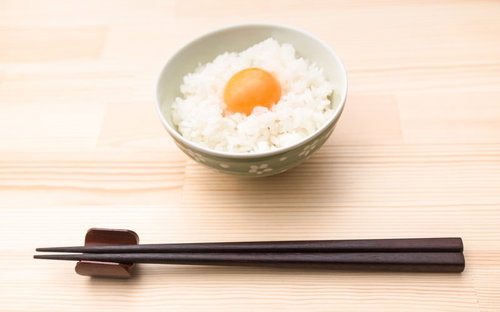 THE卵かけごはん、温かいご飯に生卵をのせた一杯