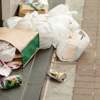 自粛期間中、路上飲みした輩が残した空き缶とゴミの写真
