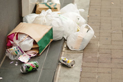 自粛期間中、路上飲みした輩が残した空き缶とゴミ