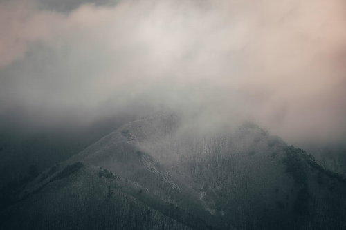 霧に包まれた郡山市の雪山の風景