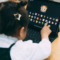 iPadのアニ文字アイコンを指差す子どもの写真