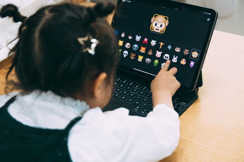 iPadのアニ文字アイコンを指差す子ども