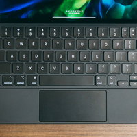 木目テーブルに置いたiPad用キーボードとトラックパッドの写真