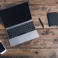 足場板に置かれたスマホとノートPCの写真