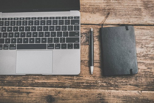 取材に必要な手帳とノートPC