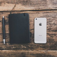 手帳とスマホとボールペンのフラットレイの写真