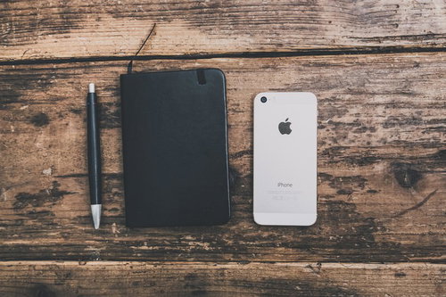 手帳とスマホとボールペンのフラットレイ