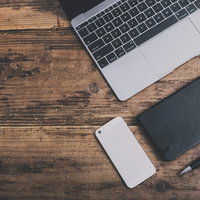 ガジェットを紹介するブログのアイキャッチ、MacBookとiPhoneの写真