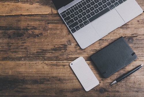 ガジェットを紹介するブログのアイキャッチ、MacBookとiPhone