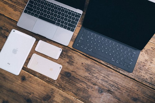 テーブルに置かれたガジェット製品