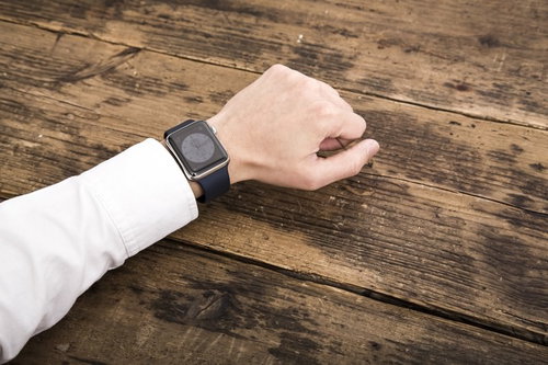 木のテーブルに置かれた2台のiPhone