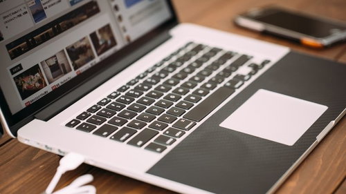 キータッチが快適なモバイルPCでブロガーがWebサイト制作