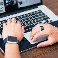 トラックパッドを自在に操るブロガーの執筆風景の写真