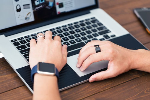 トラックパッドを自在に操るブロガーの執筆風景