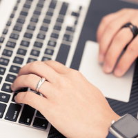 トラックパッドのマルチタッチジェスチャを操作するブロガーの写真