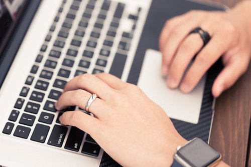 トラックパッドのマルチタッチジェスチャを操作するブロガー