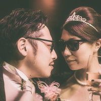 新婦の唇に吸い寄せられていく新郎の夜の密会の写真