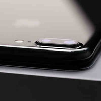 デュアルレンズが搭載した薄型スマートフォンの背面の写真