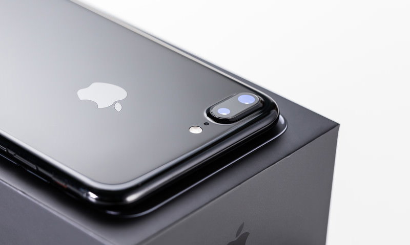 iPhone X の全画面表示を手に持って撮影している様子の写真素材
