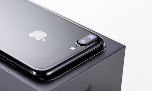 ポケットに入れただけで傷がつくと噂のスマートフォン、デュアルレンズカメラ搭載