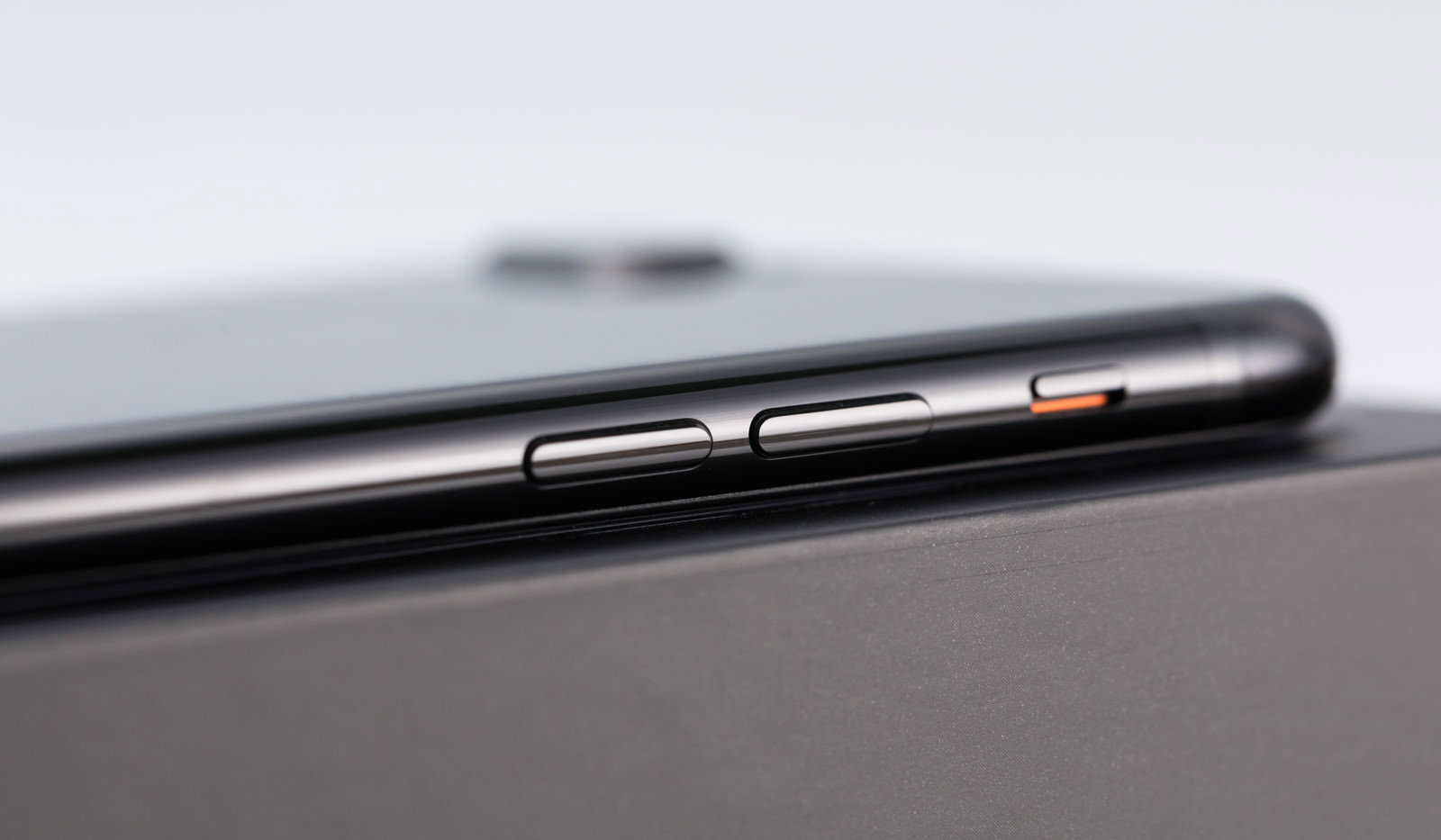 スマートフォン左側面の音量ボタンとサイレントスイッチ