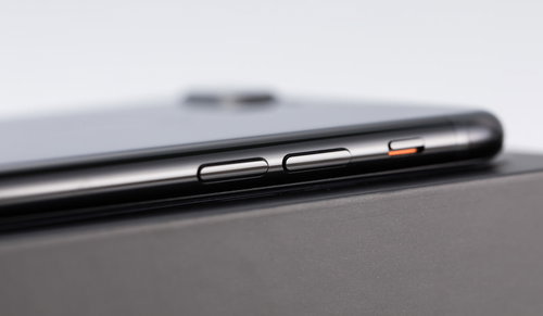 新型スマートフォンの側面のクローズアップ