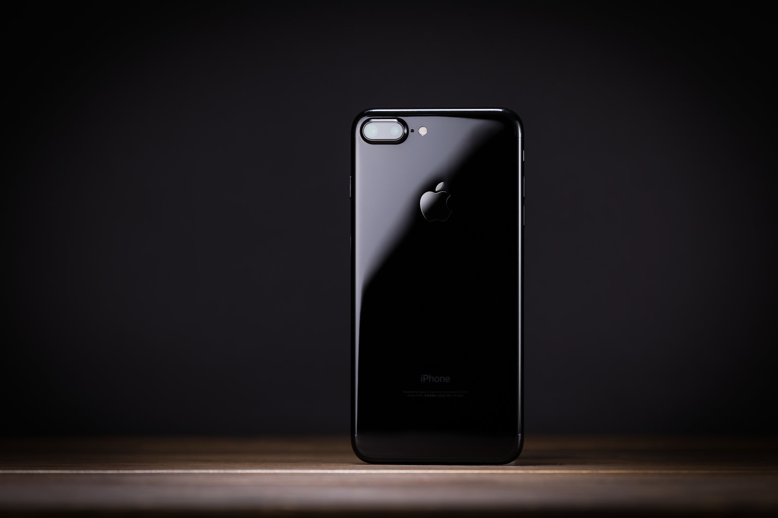 ジェットブラックのiPhone 7 Plus背面