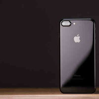 光沢ツヤ感が際立つスマートフォン「iPhone 7 Plus」の写真