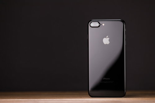 光沢ツヤ感が際立つスマートフォン「iPhone 7 Plus」