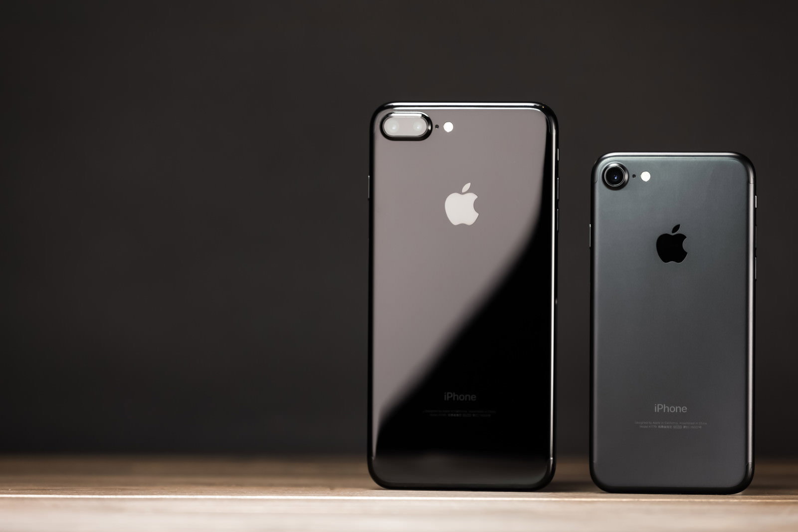 光沢とマット仕上げの異なるiPhone2台が並んでいる