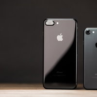 光沢とマット加工の異なるiPhone2台を並べたスマートフォンの写真