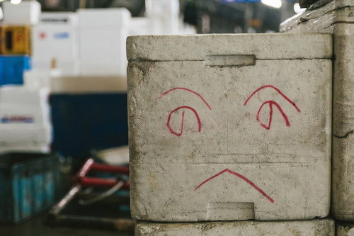 築地市場の発泡スチロール箱に描かれた落ち込んだ顔
