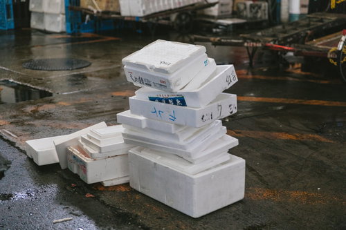 築地市場に積み重ねられた発泡スチロール製の漁箱