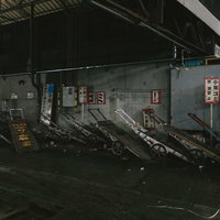 東京築地市場内に並ぶ老朽化した金属製台車の運搬風景の写真